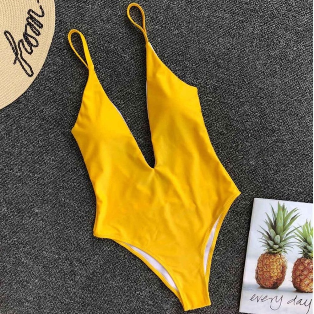 Never worn before 🔥 one-piece in yellow